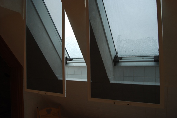 Befestigung eines Insektengitters am Dachfenster