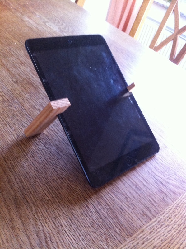 Magnetische Tablet Halterung aus Holz
