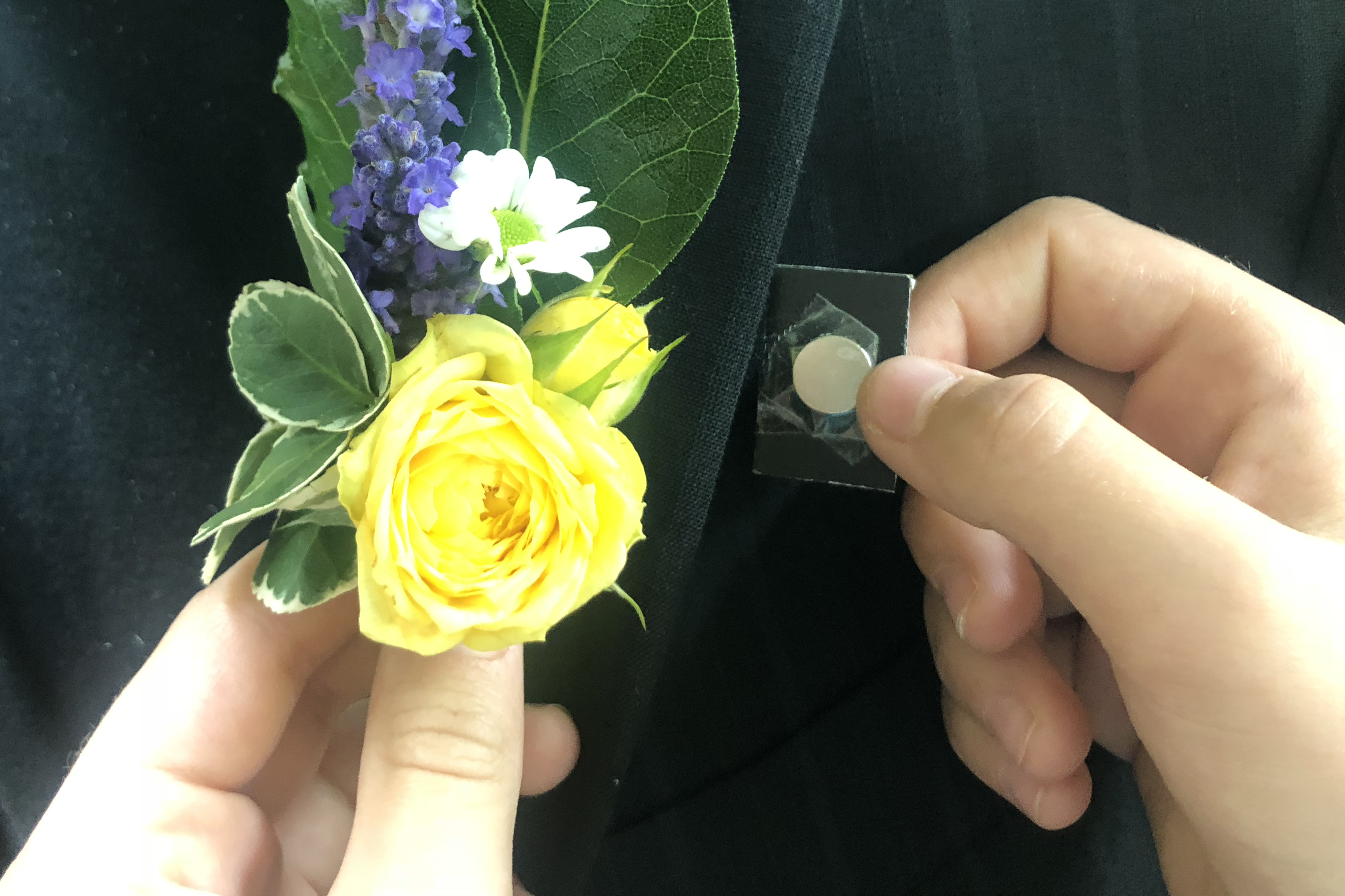 Der perfekte Hochzeits-Anstecker mit Magneten