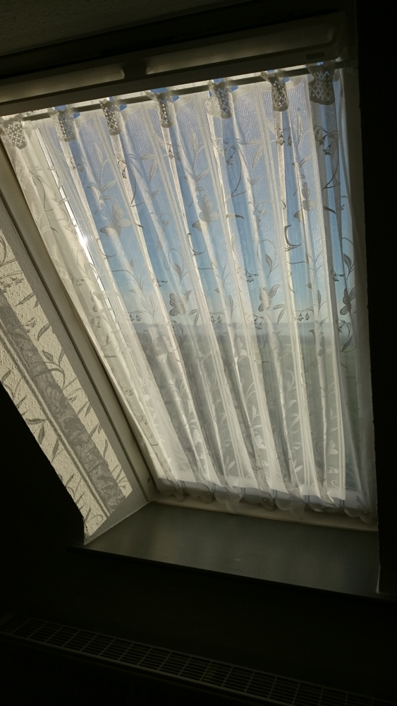 Vorhang Dachflächenfenster - Fixez magnétiquement le rideau au puits de lumière