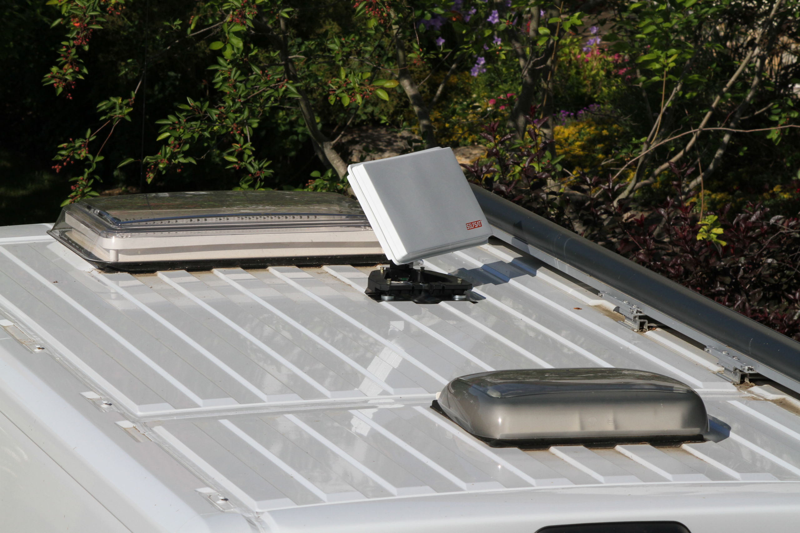 Satelliten-Antenne auf Wohnmobil-Dach