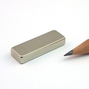 Quadermagnet 30,0 x 10,0 x 5,0 mm N40 Nickel - hält 6,5 kg